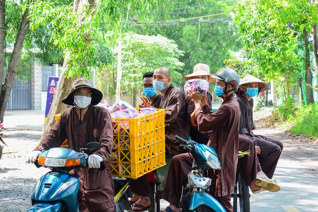 Continuing to support people in need in the Covid-19 pandemic of Hoang Phap Pagoda (series 2)